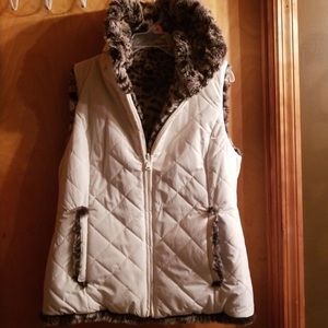 Reversible puffer/faux fur hooded vest (M)